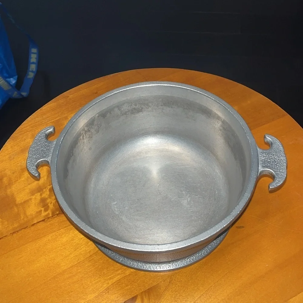 Guardian Service Premium Silver Cast Iron Pot